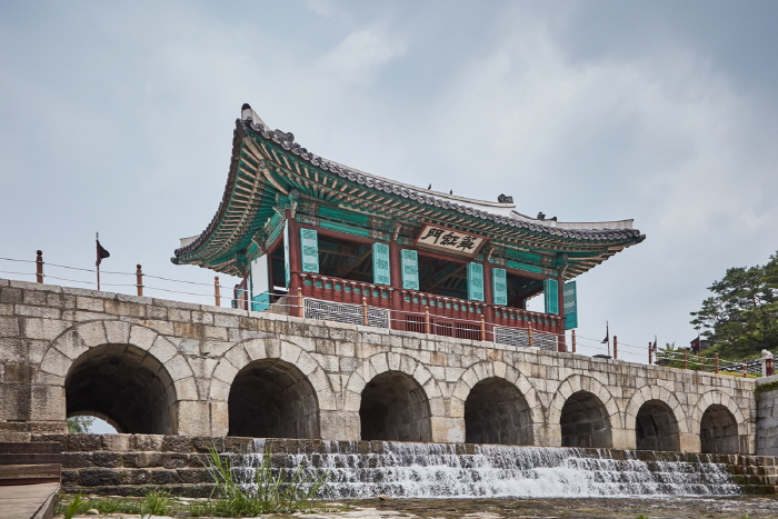 Puerta Hwahongmun (화홍문)