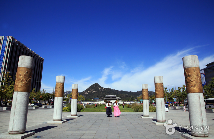 Gwanghwamun Plaza (광화문광장) 