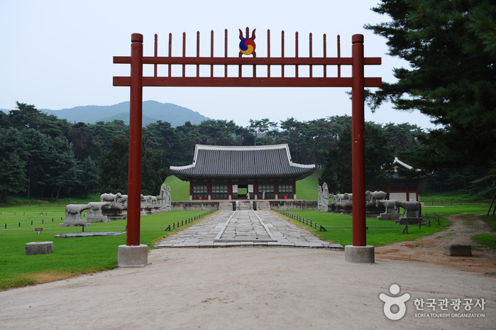 Hongneung and Yureung Royal Tombs [UNESCO World Heritage] (남양주 홍릉(고종과 명성황후)과 유릉(순종과 순명,순정 황후) [유네스코 세계문화유산])