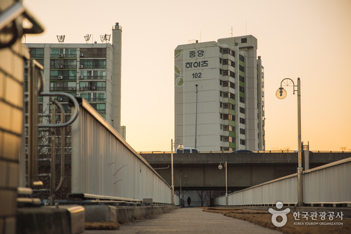 Пешеходный мост на станции Йондап (용답역 육교)2