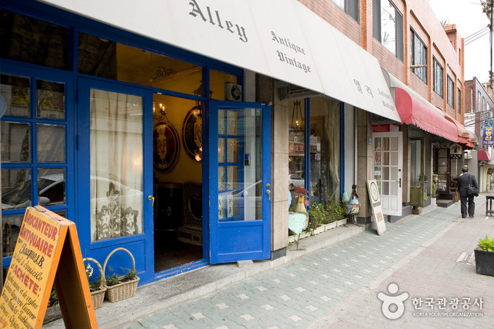 Itaewon Antique Furniture Street (이태원 앤틱 가구 거리)