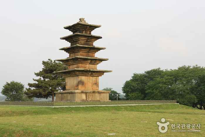 Wanggung Five-story Stone Pagoda (익산 왕궁리 오층석탑)