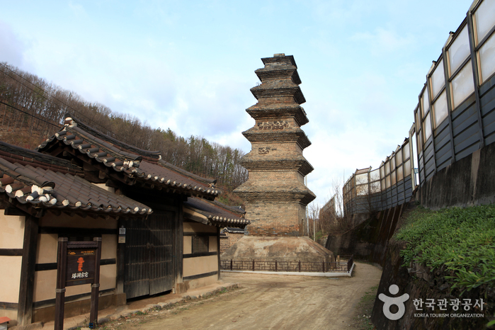 Sinsedong Chilcheung Jeontap - Sinsedong 7 stories Brick Pagoda (안동 법흥사지 칠층전탑)