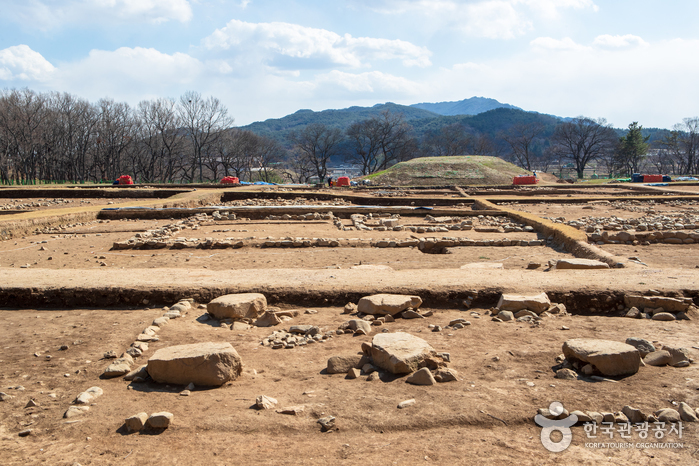 Gyeongju Wolseong Palace Site (Banwolseong Fortress) (경주 월성(반월성))