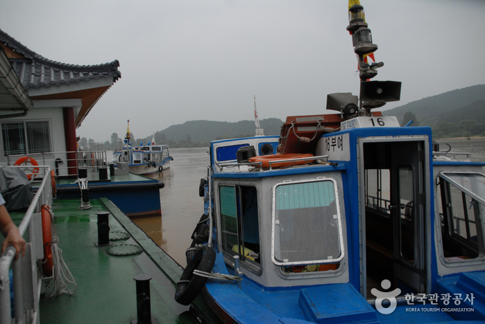 Goransa Ferry (고란사유람선)