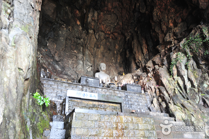 Sanbanggulsa Grotto - Jeju (산방굴사(제주))