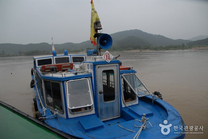 Goransa Ferry (고란사유람선)
