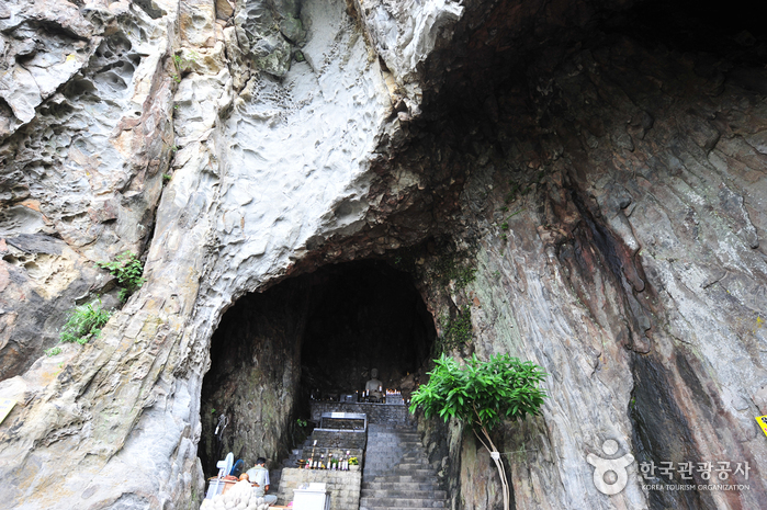 Sanbanggulsa Grotto - Jeju (산방굴사(제주))