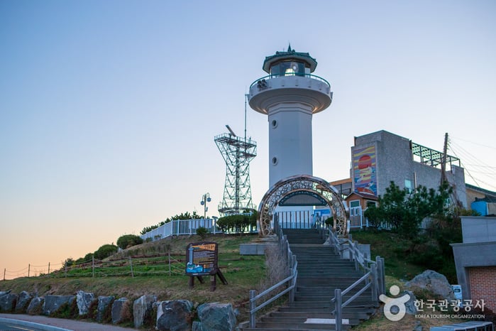Ganjeolgot Lighthouse (간절곶 등대)