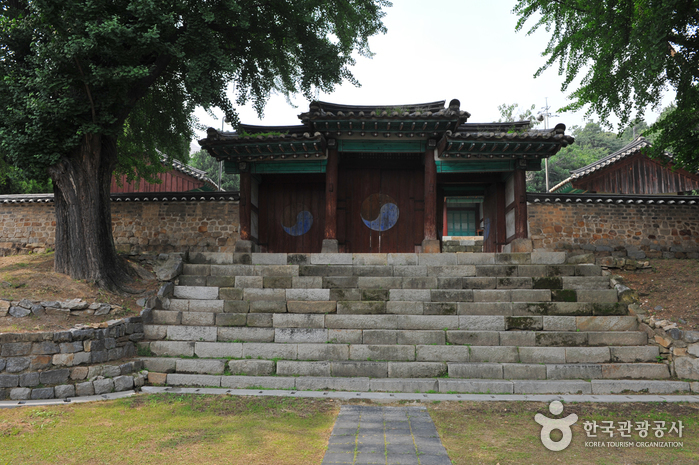 Suwonhyanggyo Confucian School (수원향교)