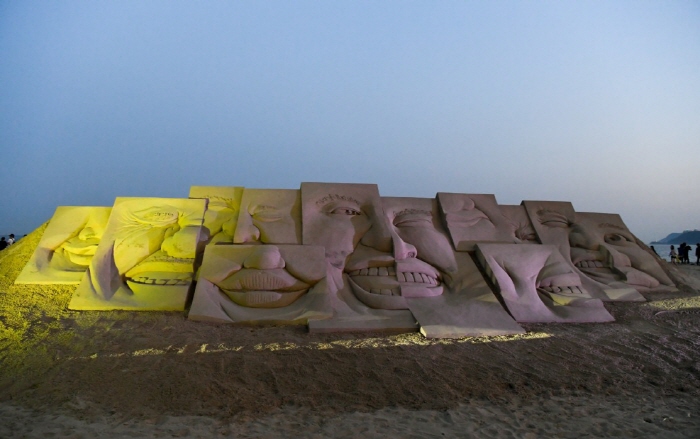 Haeundae Sandfestival (해운대 모래작품 전시회)