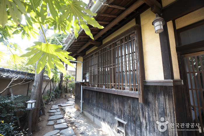 Japanese-style House in Sinheung-dong (Hirotsu House) (군산 신흥동 일본식가옥(히로쓰 가옥))