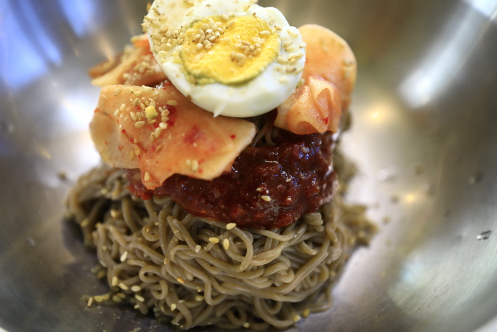 Dakibong Shizandra Grilled Chicken Ribs (닭이봉오미닭갈비)