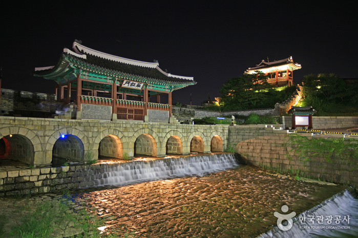 Hwahongmun Gate (화홍문)