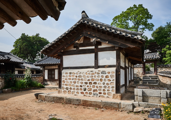 Yongheunggung Palace (용흥궁)