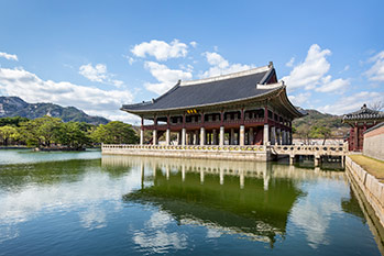 et le pavillon Gyeonghoeru (à droite)