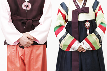 Foto) Hanbok für Männer und Hanbok für Frauen