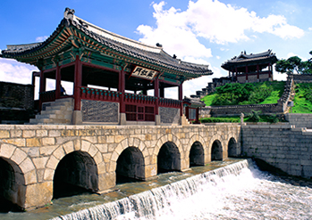 Crédits) Porte Hwahongmun (en haut, en bas à gauche) / paysage nocturne de la porte Hwahongmun (en bas à droit)