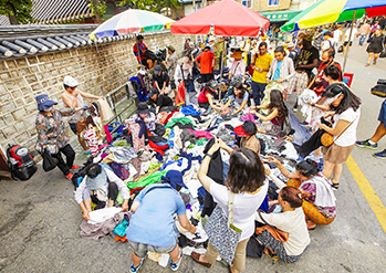 照片) 黄鹤洞跳骚市场和东庙跳骚市场 (提供 : Time Out Seoul (右图))
