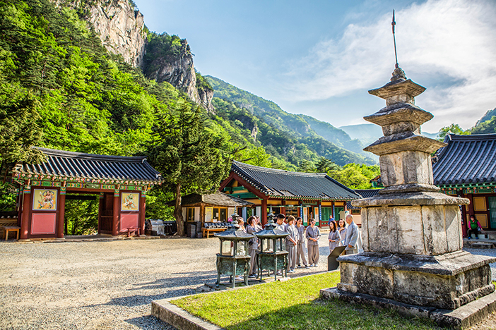 Photo : Participants in a templestay program (Credit : Cultural Corps of Korean Buddhism)