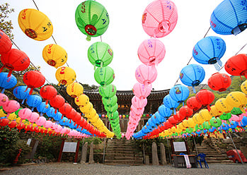 Photo : Mihwangsa Temple lit with lanterns (Credit : Cultural Corps of Korean Buddhism) 