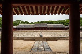 Hall Jeongjeon au sanctuaire Jongmyo (à gauche)