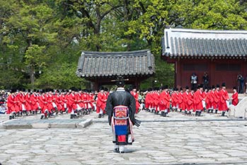 cérémonie royale « Jongmyo Jerye »  (à droite)