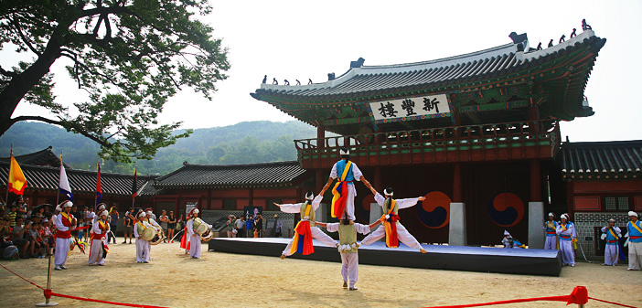 Crédits) Scène de spectacle au sein du palais Hwaseong Haenggung