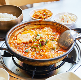 客人可以亲自体验煮辛奇锅，而且煎鸡蛋无限免费！