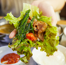 Manger le plat tendance bulgoki au porc (bulbaek) dans un restaurant de chauffeurs à Yeonnam-dong
