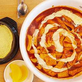 Le grand défi du plat super épicé tteokbokki... Test difficile même pour les Coréens!