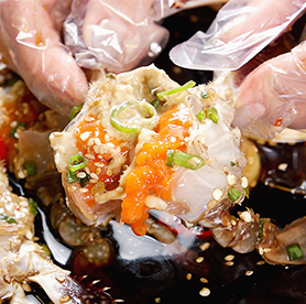 Le grand défi du ganjang gejang et yangnyeom gejang (plats de crabe), réputés comme les ‘voleurs de nourriture’ ! Indispensable le riz frit dans la carapace du crabe~