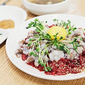 C’est la première fois que vous essayez le plat yukhoe tangtangi? Entre crainte et curiosité, testez ce plat au marché Gwangjang!
